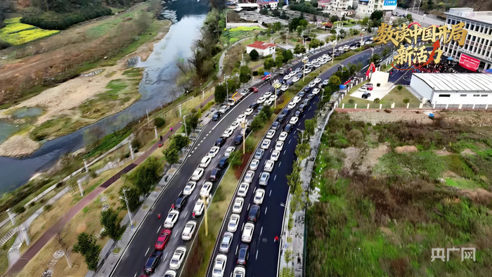 道路上的返程车辆（央广网发 田建超 摄）