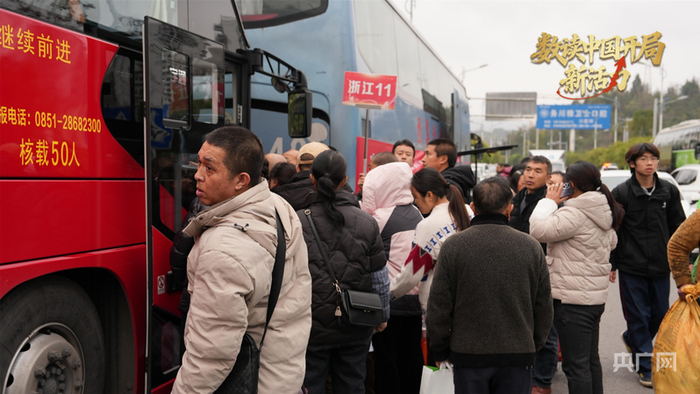 返岗人员陆续上车（央广网发 冉义锋 摄）