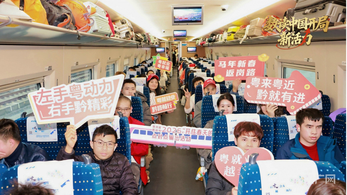 务工人员坐上返岗专列（央广网发 牟泗亭 摄）