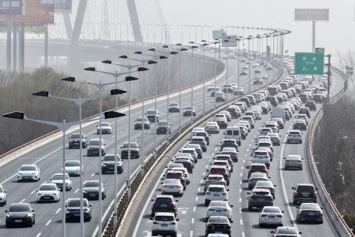 2026年2月22日，江苏省扬州市境内的润扬大桥上的车流（无人机照片）。新华社发（孟德龙 摄）