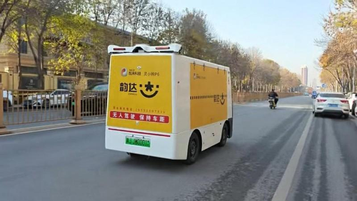 图2：灵小驹在城市道路自动驾驶行进中