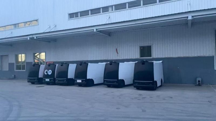 图4：灵小驹在中转枢纽整装待发