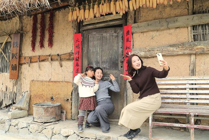 游客在徽县虞关乡新改造的老街上“打卡”怀旧。陇南日报记者 李旭春 摄