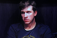 表情很严肃！本场失利的沮丧程度是什么级别？里夫斯：非常高