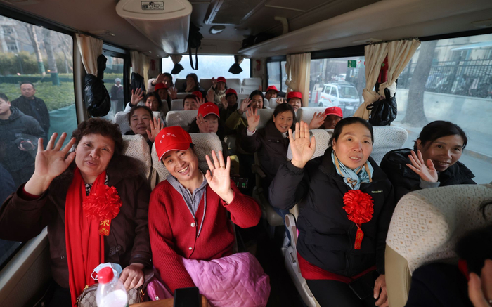 2月26日，216名来自甘肃礼县的“礼贤妹”乘坐就业直通专车抵达北京。新京报记者 王贵彬 摄
