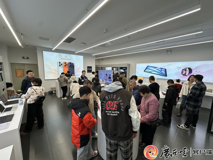 数码家电产品柜台熙熙攘攘。许丹婷 摄