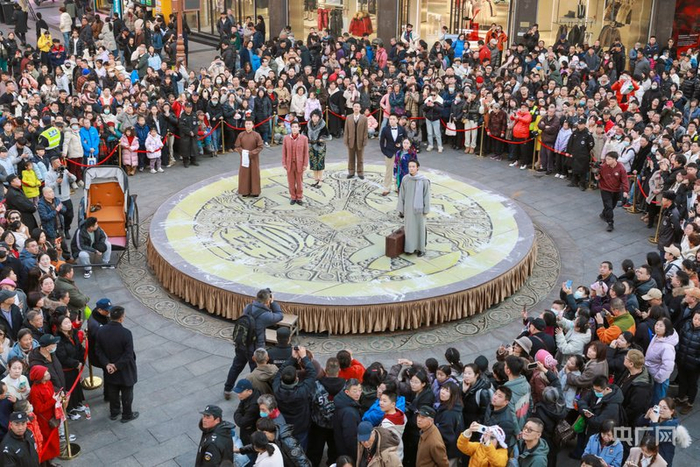 2026年春节期间，话剧《日出》在天津金街“大铜钱”上演（央广网记者  褚夫晴  摄）