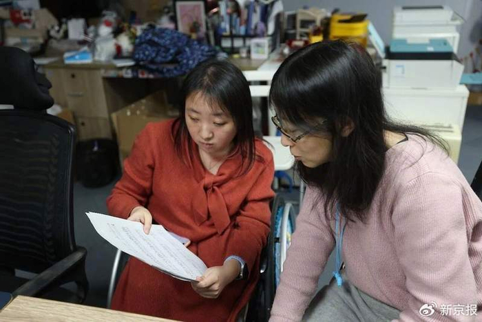 排练现场崔莹和李烨探讨乐谱。