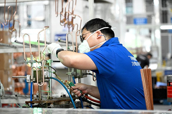 滁州南谯区安徽恩博力电器有限公司产研基地内，生产线正有序生产中。毕鸿摄