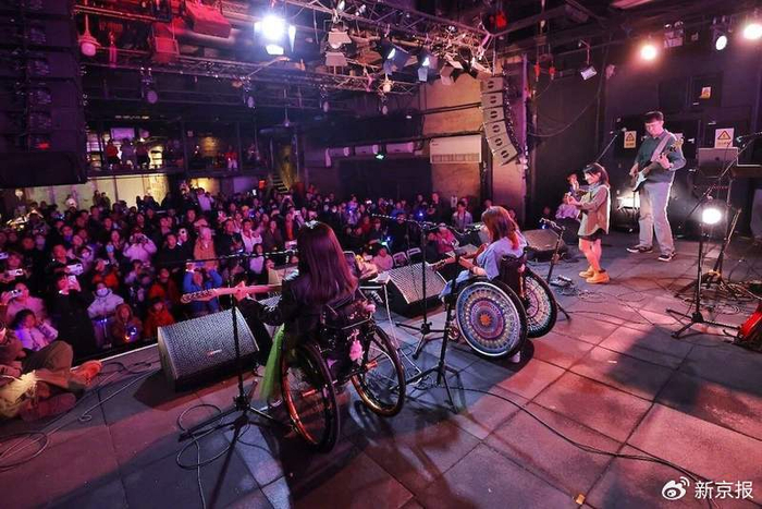 2025年12月28日晚，8772乐队十周年演唱会现场。