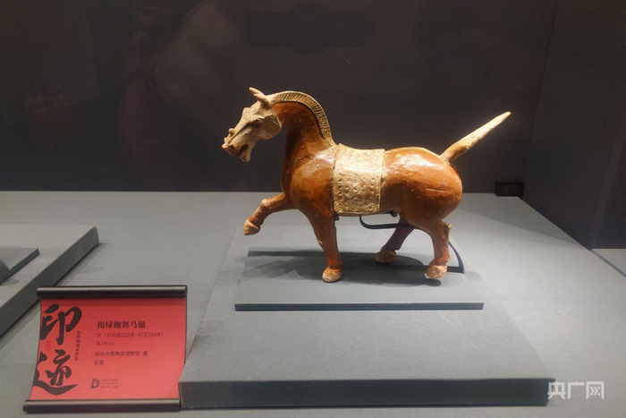 褐绿釉舞马俑（央广网记者  夏莎  摄）