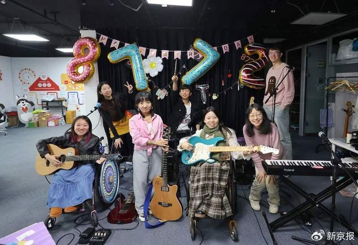 8772乐队现任成员们。