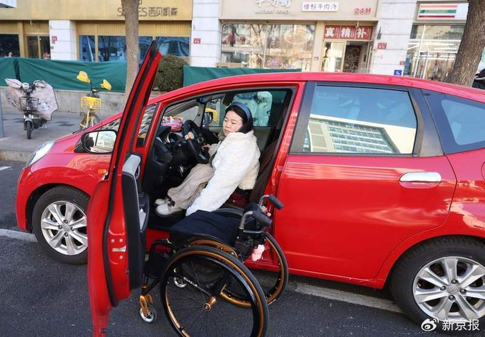 程利婷在驾驶经过合法改装的车辆。