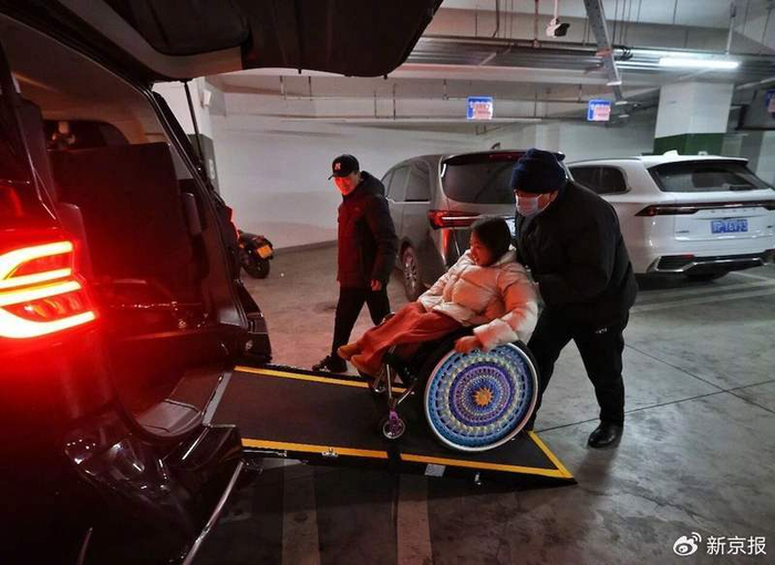 家人陪同崔莹乘坐无障碍出租车前往排练地点。