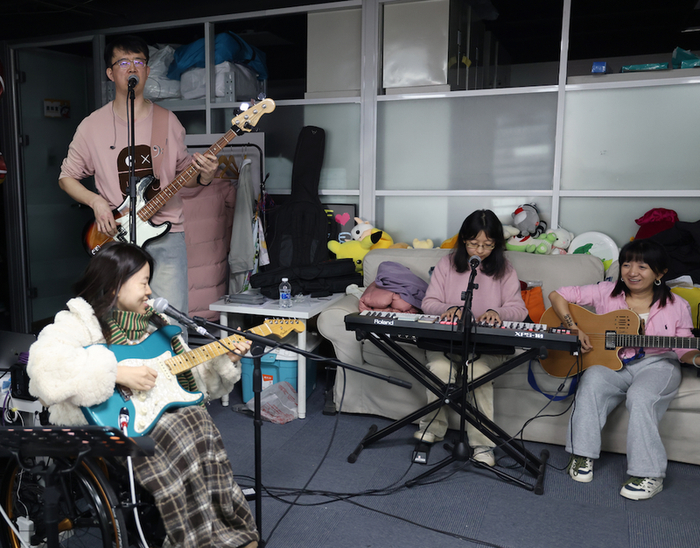 8772乐队的成员们在排练。