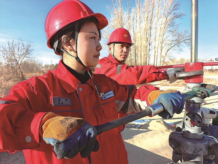 员工及时处理盘根盒松动故障。