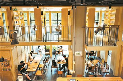 读者在联合书店内看书学习。受访者供图