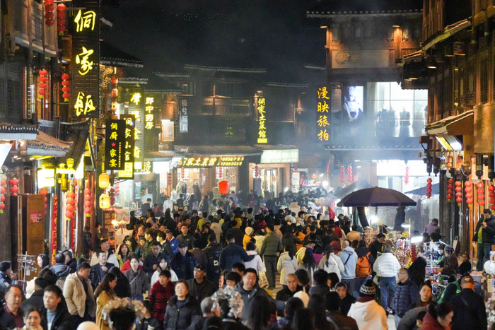 2026年2月19日，游客在贵州省黎平县肇兴侗寨游玩。新华社发（龙建睿摄）