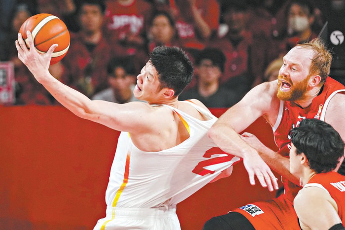 　　中国队球员胡金秋（左）在比赛中拼抢篮板球。 新华社 供图