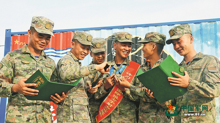 　　海军某部二级上士金磊（右三）比武归来，与战友交流比武心得。赵德远 摄