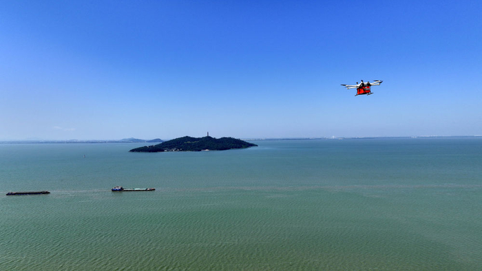  在安徽省合肥市巢湖上空，无人机在配送快递包裹（无人机照片，2025年8月19日摄）。新华社记者 黄博涵 摄