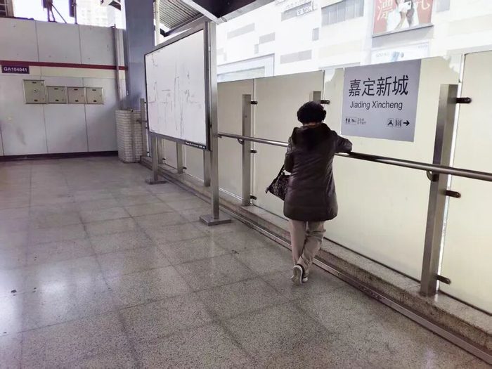 一些中老年乘客不得不倚靠着扶手