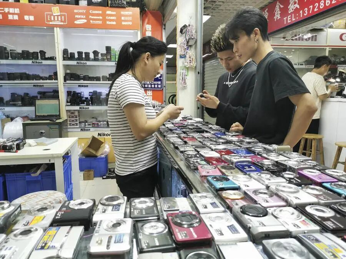 △在深圳华强北，两名年轻人在挑选CCD相机