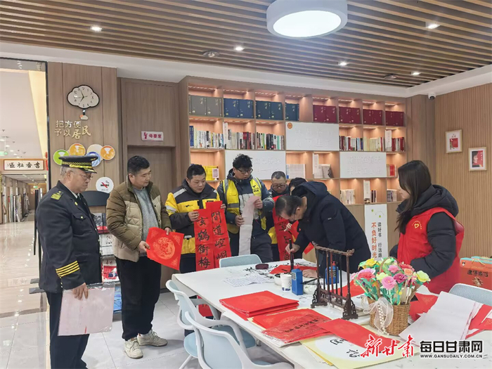 社区组织书法爱好者为新就业群体写春联送福字