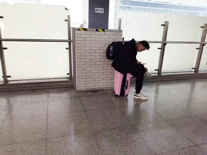 部分返乡乘客不得不坐在拉杆箱上