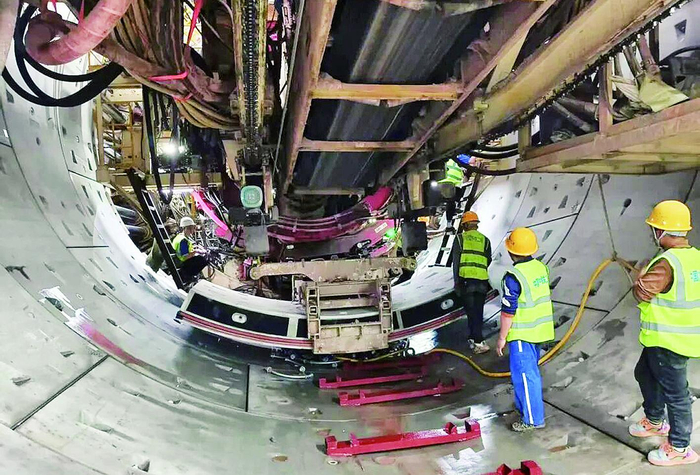     轨道交通27号线重医站至重庆站区间全面复工，双线盾构掘进马力全开。