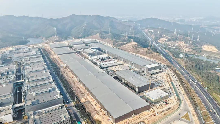 中创新航二期项目推进顺利，目前厂房已封顶，正加紧进行外立面施工和设备安装调试。图源江门日报