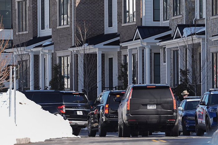 △当地时间2月27日，克林顿乘坐的车队抵达纽约州接受质询地点