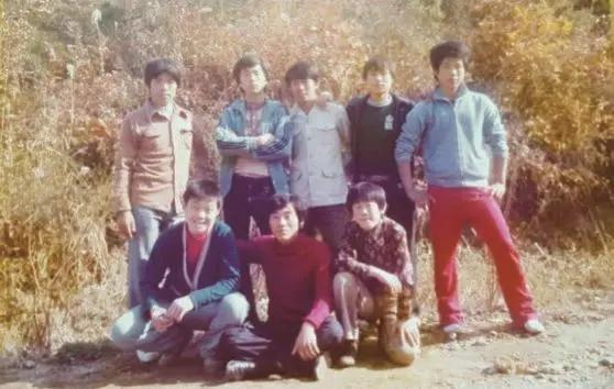 工厂打工时期的李在明（第一排右一）（韩国《中央日报》）