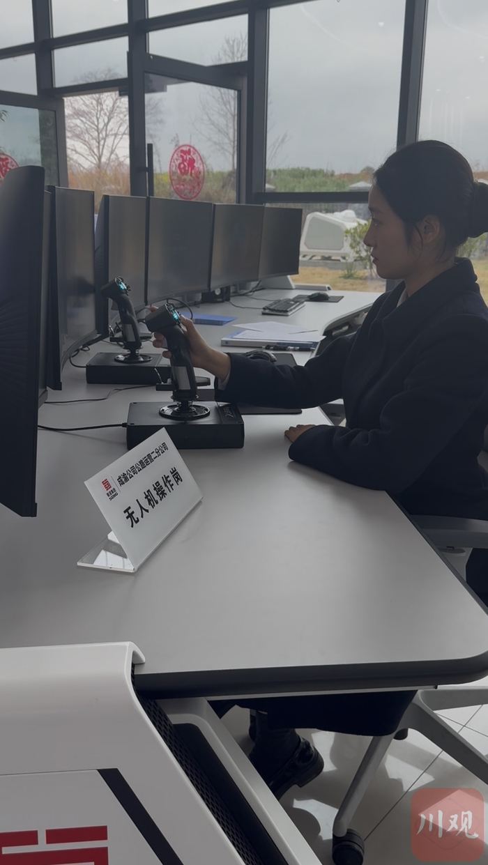 杨靖涵在操纵无人机起飞 寇敏芳摄