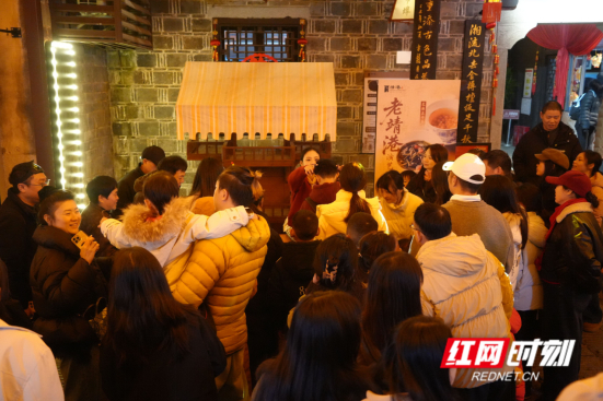 商铺门前围满了游客。