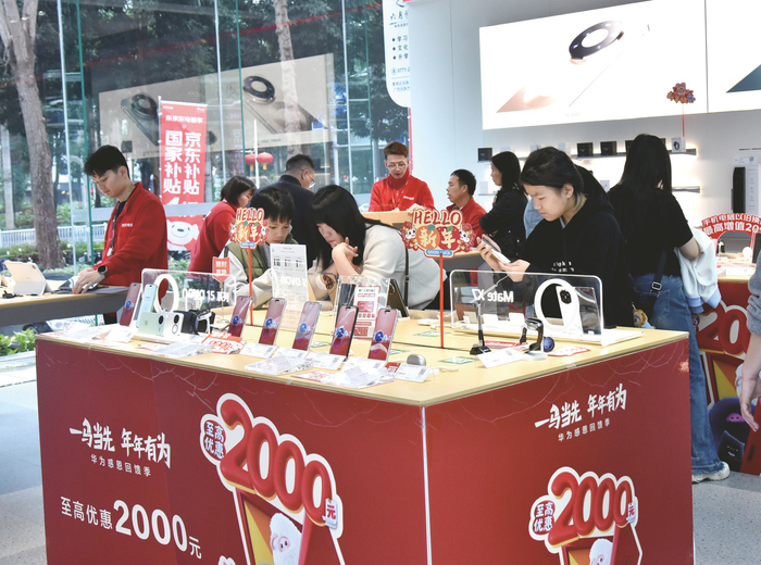     市民在民族大道一家电卖场选购手机等数码产品。    本报记者刘增璇 摄