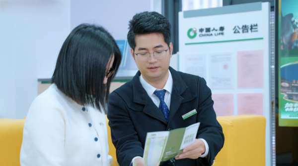 图：工作人员为台胞介绍保险产品