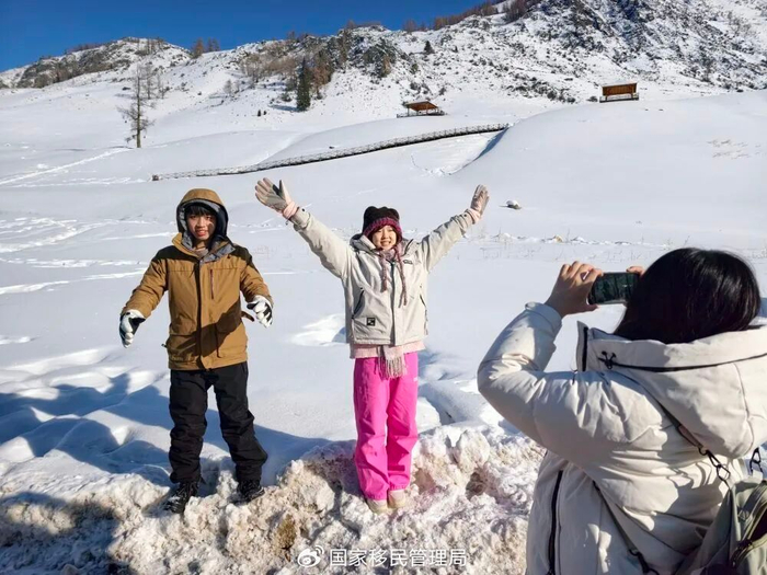 1月30日，台湾青年在新疆喀纳斯景区的雪地里拍照。（新华社记者 贺小童 摄）
