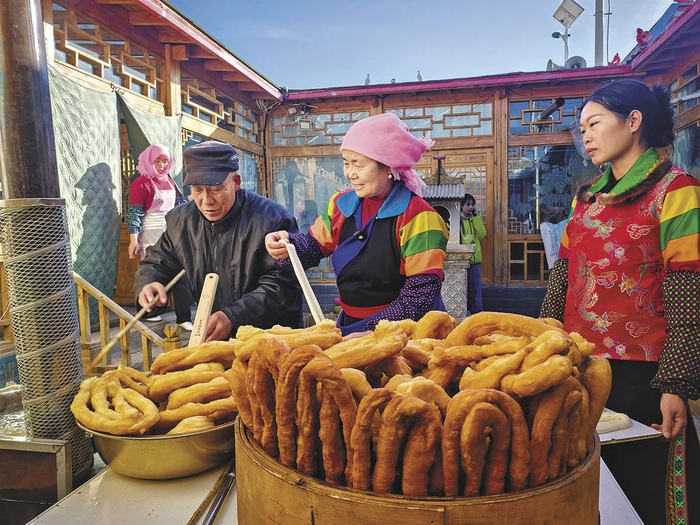 张卓麻什姐一家人炸盘馓，迎新年。  本报记者 王十梅 摄