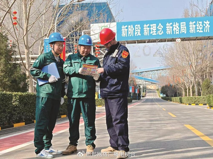 2月25日，国网武安市供电公司员工到武安市新峰水泥有限责任公司（国家级碳排放试点）宣传安全用电知识。 张晓琪 摄