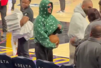 亿万富翁偷篮球？贾斯汀·比伯在湖人主场试图顺走篮球未遂