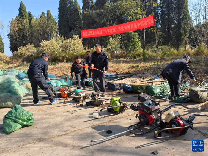 滇池流域重点水域“十年禁渔”违禁渔网具集中销毁活动现场。（昆明市滇池管理局 供图）