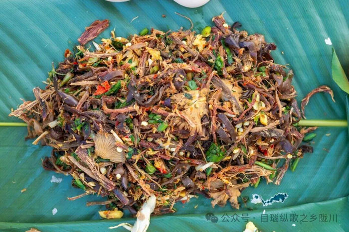 舂菜。图源陇川融媒