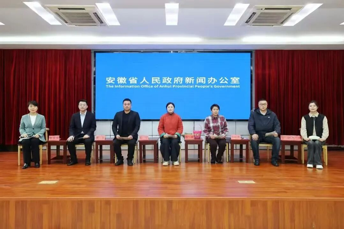 杨丽（中）参加媒体见面会