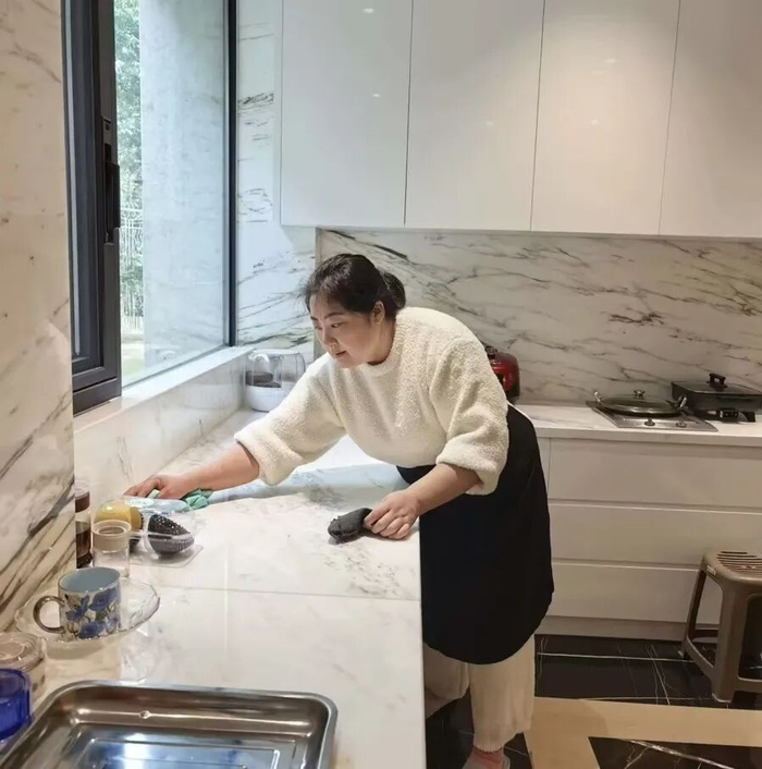 跃芙家政的家政员正在工作。（潘怀远摄）