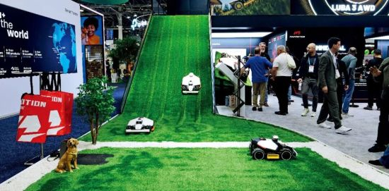 2026年1月，库犸科技的割草机器人在美国拉斯维加斯消费电子展上。图/受访者提供