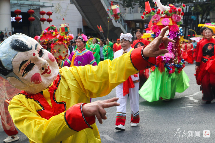  2月27日，演员在社火巡游中表演。