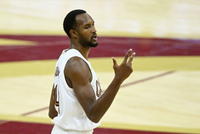 攻守兼备！莫布里半场6中4拿到10分4板2帽 三分4中2