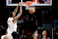 举火烧天！莫布里侧翼持球强攻 腾空暴起力压杜伦单臂炸裂隔扣