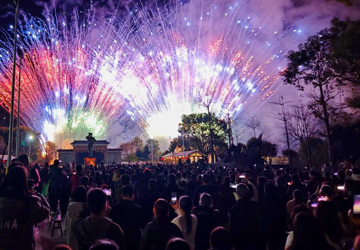 城口镇烟花秀吸引大批游客观看。（资料图片）